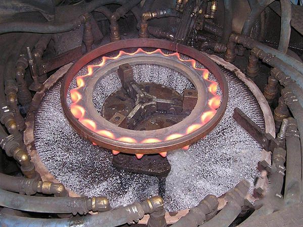 驅(qū)動(dòng)輪淬火現(xiàn)場(chǎng)